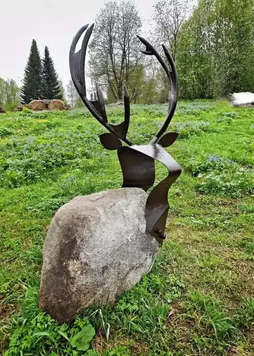 Олень садовая скульптура