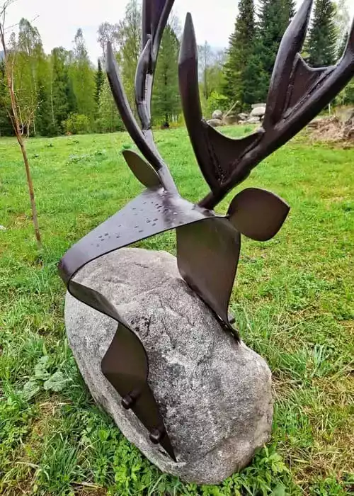 Олень из камня и металла