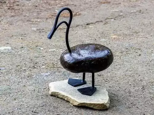 Утка из металла и камня