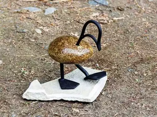 Утенок из металла и камня